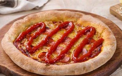 Pizzina de pepperoni con salsa de tomate