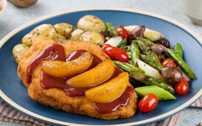 Milanesina con salsa bbq y duraznos