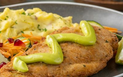 Milanesina con salsa golf y salsa tipo guacamole