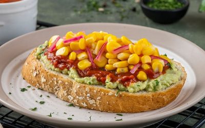 Tostadina con maíz dulce y salsa spaghetti