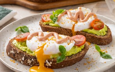 Tostadina con salsa tipo guacamole, salsa golf y huevos pochados