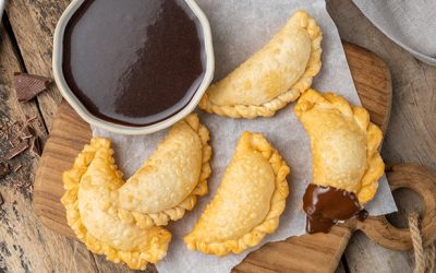 Empanadina de queso con sirope de chocolate