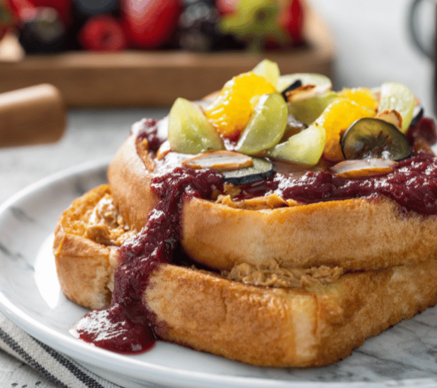 Tostadas francesas con mermelada de frutos del bosque